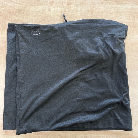 BEYOND YOGA Black Pocket Infinity Soft Scarf EUC - Picture 4 of 8